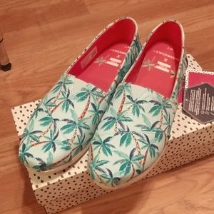 Adorable Brand New Toms Slip Ons